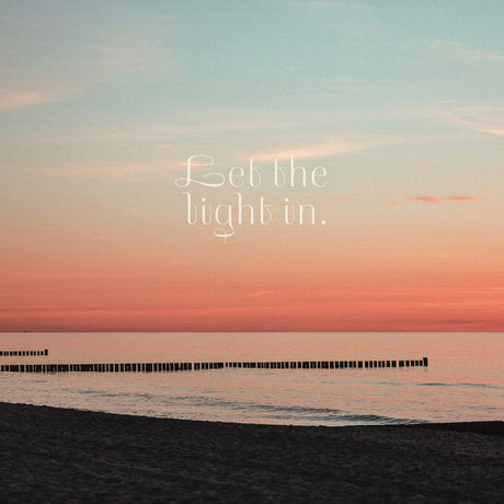 一日を、優しく照らしてくれる|朝焼けの光を迎える海辺