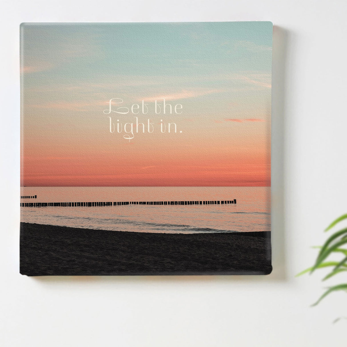 一日を、優しく照らしてくれる|朝焼けの光を迎える海辺