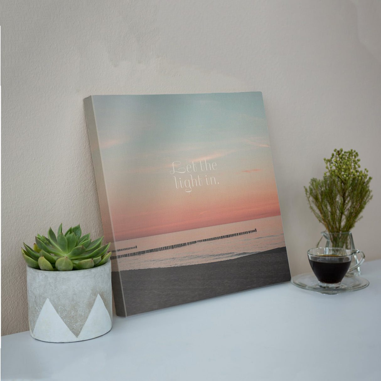 一日を、優しく照らしてくれる|朝焼けの光を迎える海辺