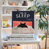 まどろみに誘う、眠りの番猫がそっと見守る – スリープ・キャット – Sleep Cat