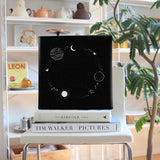 思考の輪郭がやさしくほどけ、静かな呼吸に戻っていく – 夜をめぐる環 – Orbit of Night