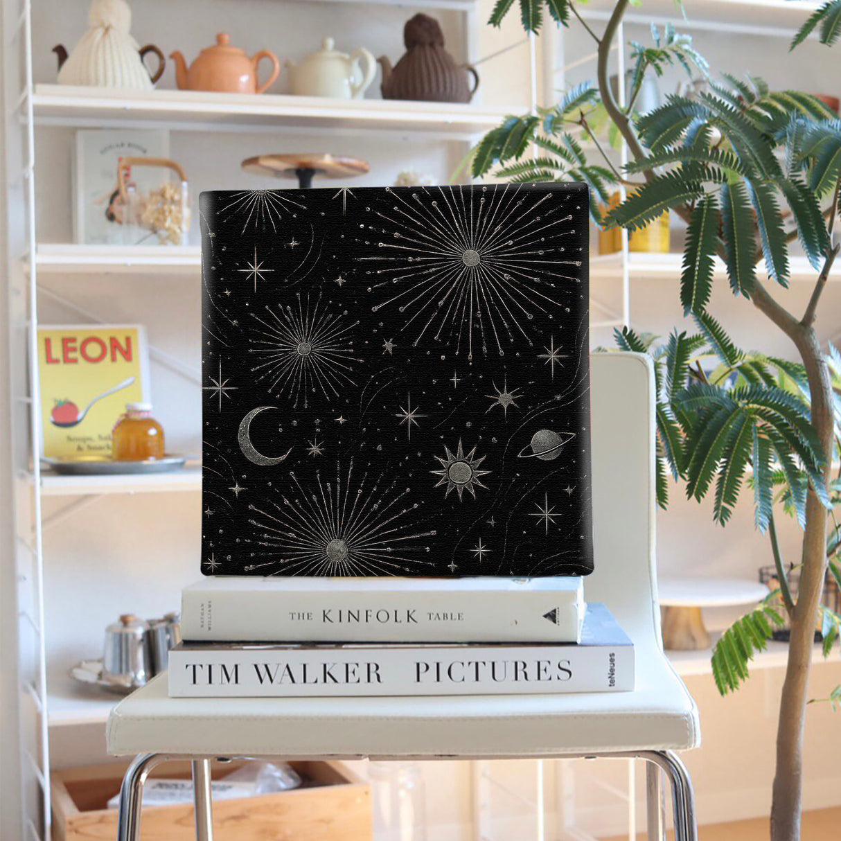 まぶたの奥がゆっくりとほどけ、静かな光に心が寄り添う – 夜に咲く光 – Nocturnal Bloom